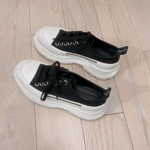 Beautiful! Barely worn Alexander McQueen Size 38